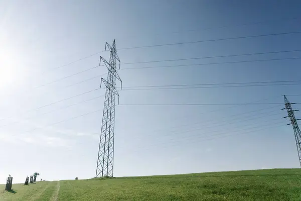 Високовольтна Сталева Пілонова Вежа Електричними Лініями Сільському Зеленому Полі — стокове фото