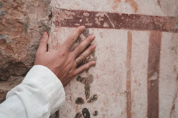 在土耳其伊兹密尔的以弗所古城 一只手摸着历史遗迹的特写镜头 — 图库照片