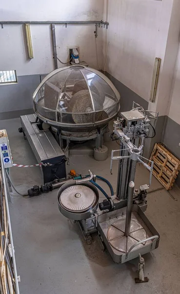 Eine Vertikale Aufnahme Einer Granitrad Zerkleinerungsmaschine Einer Olivenölfabrik — Stockfoto