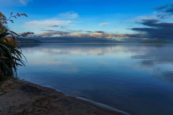夕日の間 ニュージーランドのロトルア湖に反射された雲の美しいショット — ストック写真