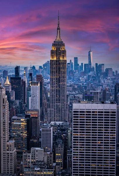 Вертикальний Знімок Сучасних Будівель Під Час Заходу Сонця — стокове фото
