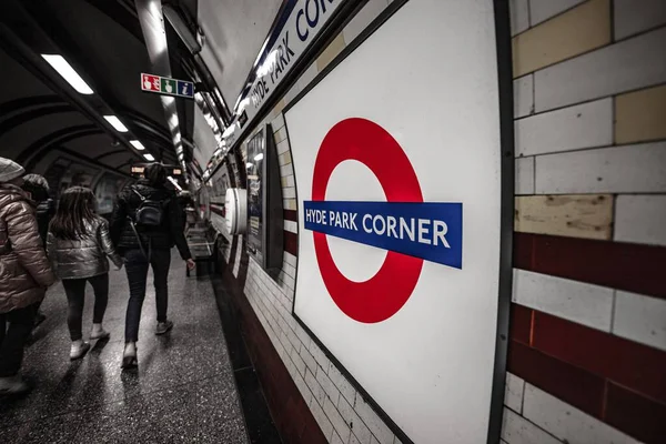 Widok Tyłu Ludzi Stacji Metra Londynie Znak Hyde Park Corner — Zdjęcie stockowe