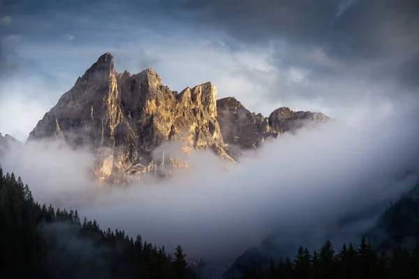Захватывающий Дух Пейзаж Скалистой Горы Покрытой Туманом Лесом Переднем Плане — стоковое фото