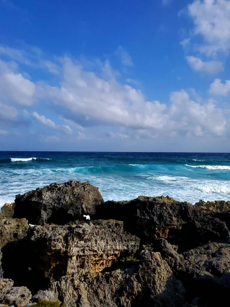 阳光灿烂的日子里大海岩石海岸的垂直拍 — 图库照片