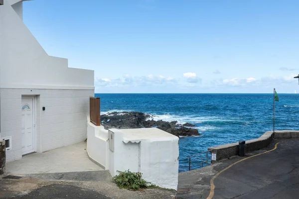 Prachtig Uitzicht Een Wit Gebouw Aan Kust Van Een Rustige — Stockfoto