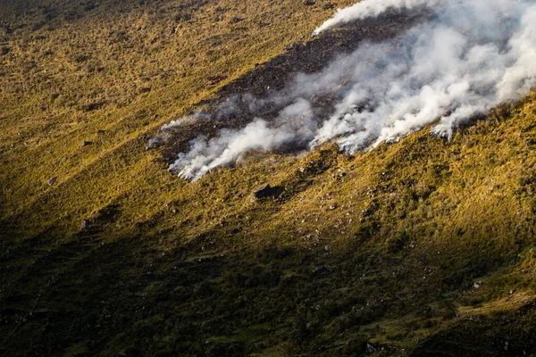 Velké Chocholy Ohnivého Kouře Vrcholku Hory Peruánských Andách — Stock fotografie