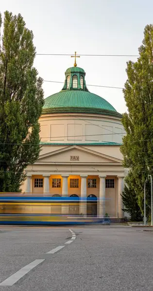 Vertikal Bild Ett Tåg Med Lång Exponering Passerar Ostfriedhof München — Stockfoto