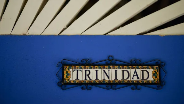 Cartello Con Testo Trinidad Sulla Parete Blu Puerto Viejo Costa — Foto Stock