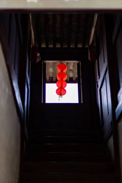 Close Lanternas Chinesas Acima Das Escadas Escuras — Fotografia de Stock