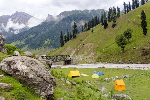 印度查谟和克什米尔的Sonamarg Hill Trek是一个以高山为背景的彩色帐篷 — 图库照片
