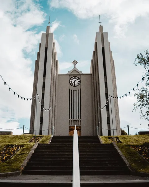 Uma Foto Vertical Uma Igreja Histórica Uma Colina Cidade Akureyri — Fotografia de Stock