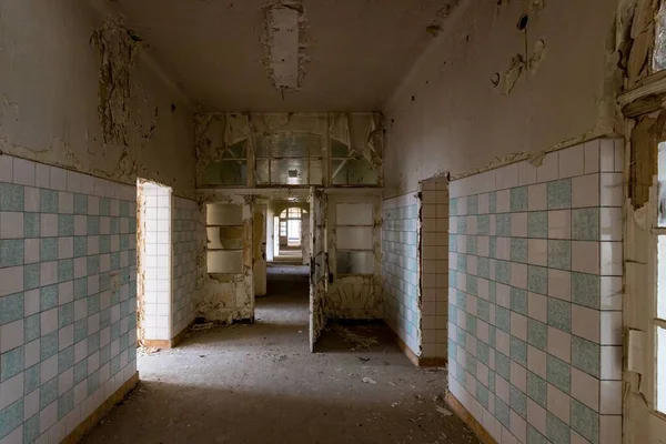 Harap Duvarları Olan Terk Edilmiş Eski Bir Hastanenin Içinde — Stok fotoğraf