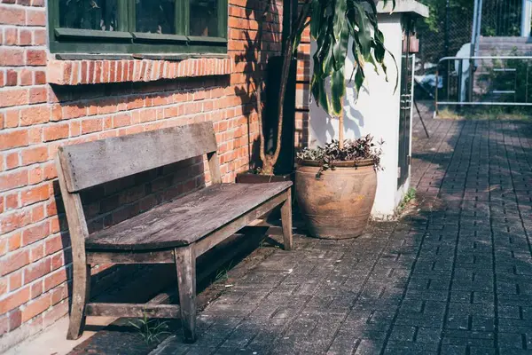 窓の外に木製のベンチ — ストック写真