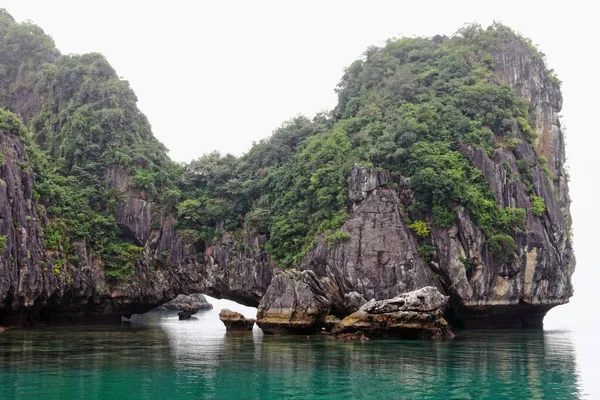 Una Vista Del Paisaje Las Rocas Bahía Halong Vietnam Día — Foto de Stock