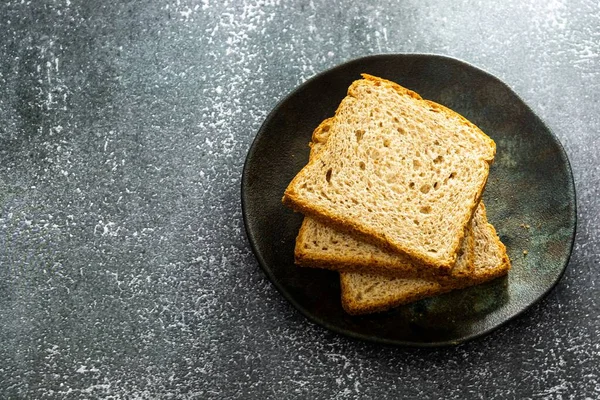Ekmek Dilimlerinin Üst Görüntüsü Siyah Bir Tabakta Doğal Fermantasyon — Stok fotoğraf