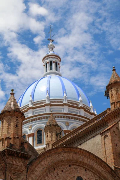 エクアドル クエンカでの無傷の概念の大聖堂の垂直ショット — ストック写真