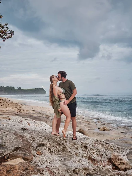 Eine Vertikale Von Einem Liebenden Paar Das Sich Strand Küsst — Stockfoto
