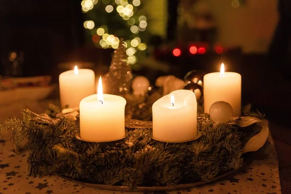 Nahaufnahme Eines Dekorativen Kranzes Mit Brennenden Kerzen — Stockfoto