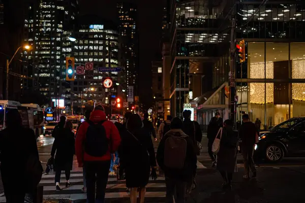 Menschen Überqueren Fußweg Der Innenstadt Von Toronto Canada — Stockfoto