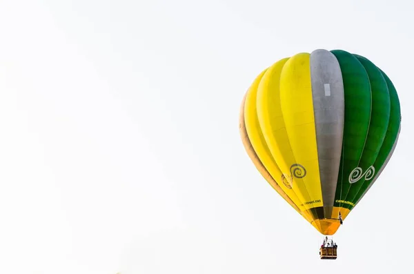 Lågvinkelbild Varmluftsballong Som Flyger Luften Den Europeiska Ballongfestivalen — Stockfoto