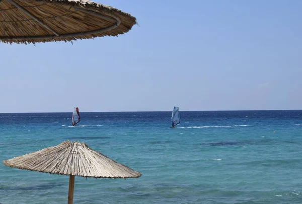 Селективный Пляжные Зонтики Стоящие Перед Серферов Море — стоковое фото