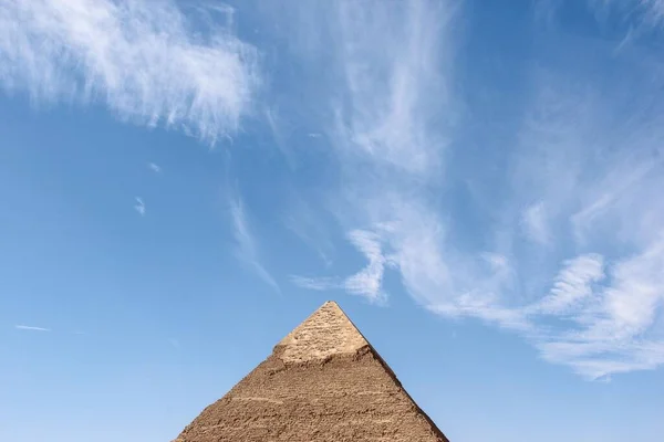 Gammal Egyptisk Pyramid Mot Blå Molnig Himmel Solig Dag — Stockfoto