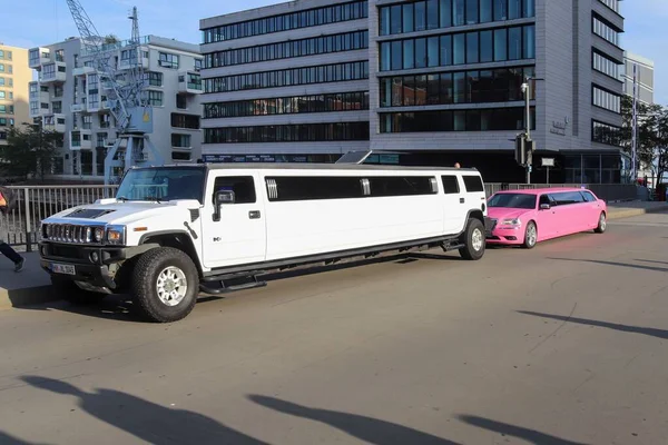 Velice Velká Hummer Limuzína Růžová Rolls Royce Limuzína Zaparkovaná Hamburku — Stock fotografie