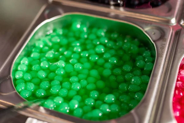 Ein Selektiver Schwerpunkt Bunter Grüner Rogen Kaviar Nahrung Auf Stangen — Stockfoto