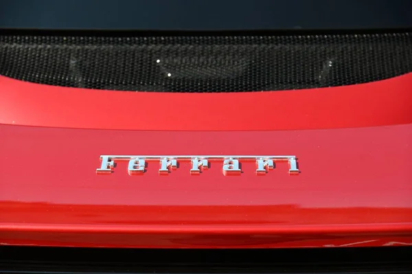 Zbliżenie Włoskiego Luksusowego Ferrari Logo Samochodu — Zdjęcie stockowe