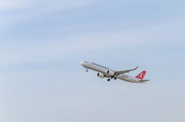 Літак Turkish Airlines Airbus A321 Злітає Аеропорту Йосипа Тарраделла Барселона — стокове фото