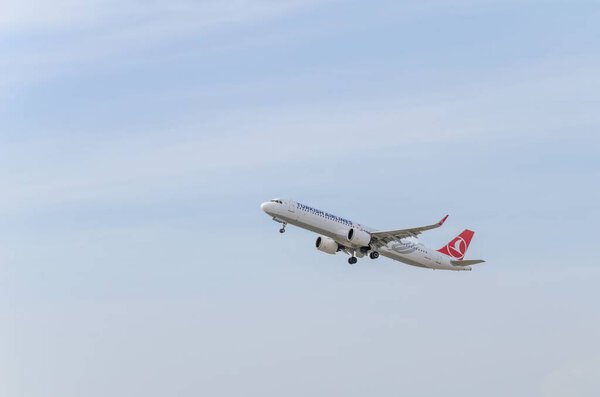 Самолет Turkish Airlines Airbus A321, вылетающий из аэропорта имени Жозепа Тарраделласа Барселоны El Prat