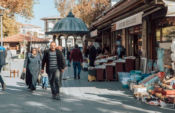 在土耳其科尼亚市中心 人们白天走在大街上 — 图库照片