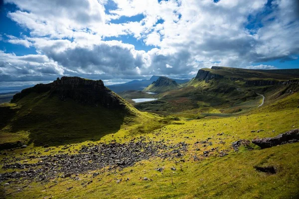 スコットランドのイルス スカイでのクイス レーニングの風光明媚な風景と山の空中写真 — ストック写真