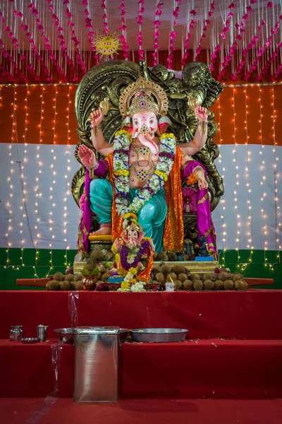 Vertikální Záběr Sochy Ganesha Během Indického Festivalu Ganesh Chaturthi Bombaji — Stock fotografie