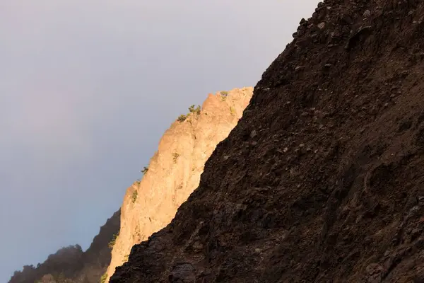 Bewolkte Sombere Lucht Rotsachtige Heuvels Bij Zonlicht — Stockfoto