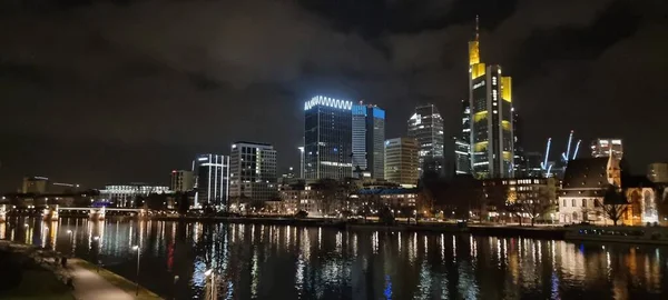 Stadsbilden Frankfurt Natten Med Molnig Himmel Bakgrunden Tyskland — Stockfoto