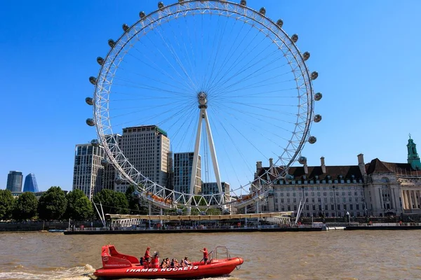 Vista Los Turistas Barco Thames Rockets Ante London Eye Día — Foto de Stock