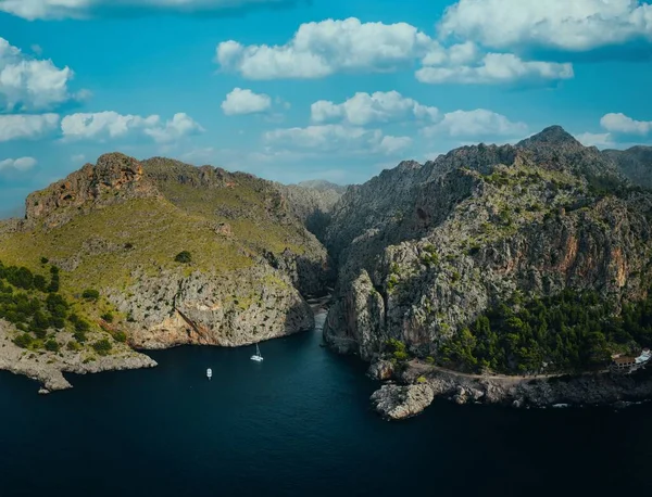 Vista Aérea Cordilheira Rochosa Mar Azul Com Barcos Maiorca Espanha — Fotografia de Stock