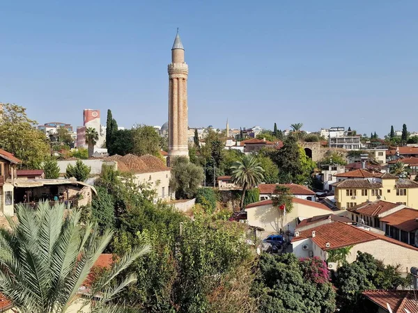 Uitzicht Yivliminare Moskee Minaret Stadsgezicht Voor Een Blauwe Skyline — Stockfoto