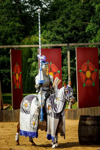 中世の馬上槍試合中の騎士の垂直閉鎖 — ストック写真