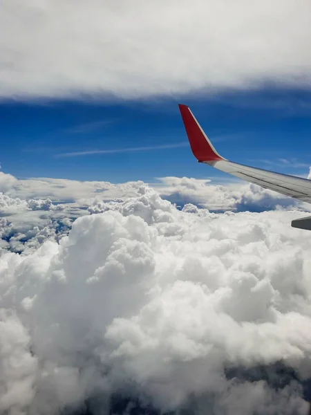 Вертикальный Снимок Пушистых Облаков Небе Окна Самолета — стоковое фото