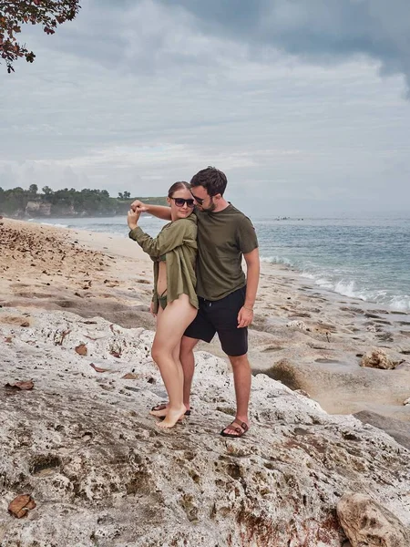 Die Vertikale Eines Verliebten Paares Posiert Strand Mit Dem Blauen — Stockfoto