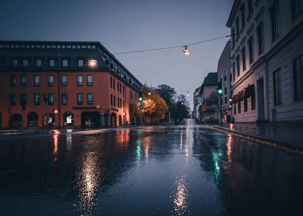 Μια Γραφική Φωτογραφία Της Πρωινής Βροχής Στους Δρόμους Της Ουψάλα — Φωτογραφία Αρχείου