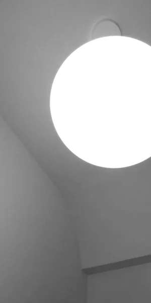 Egy Függőleges Lövés Egy Nagy Fehér Kerek Lámpa Lóg Mennyezetről — Stock Fotó