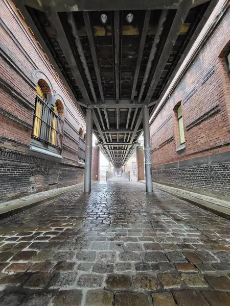 stock image The bridge between brick buildings in Hamburg, Germany.