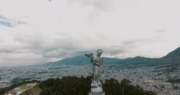 Een Luchtfoto Van Het Standbeeld Van Heilige Maagd Panecillo Bergtop — Stockfoto