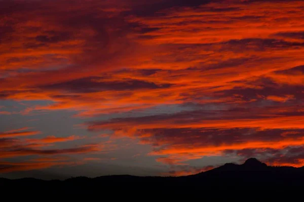 Sonnenuntergang Mit Kontrastierenden Farben Und Vielen Wolken — Stockfoto
