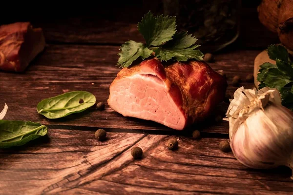 Primer Plano Deliciosa Carne Ahumada Una Tabla Madera Junto Ingredientes — Foto de Stock