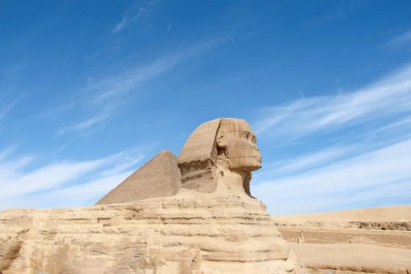 Las Antiguas Pirámides Egipcias Gran Esfinge Giza Contra Cielo Azul — Foto de Stock