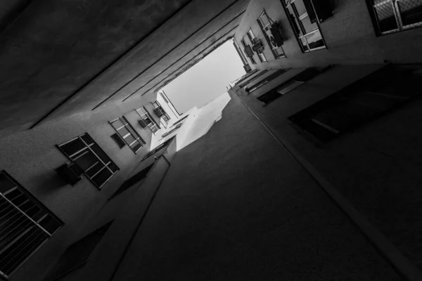 Alacsony Szögben Egy Lakóépület Árnyékban Napfényben Égbolttal Szemben Szürkeárnyalatban — Stock Fotó